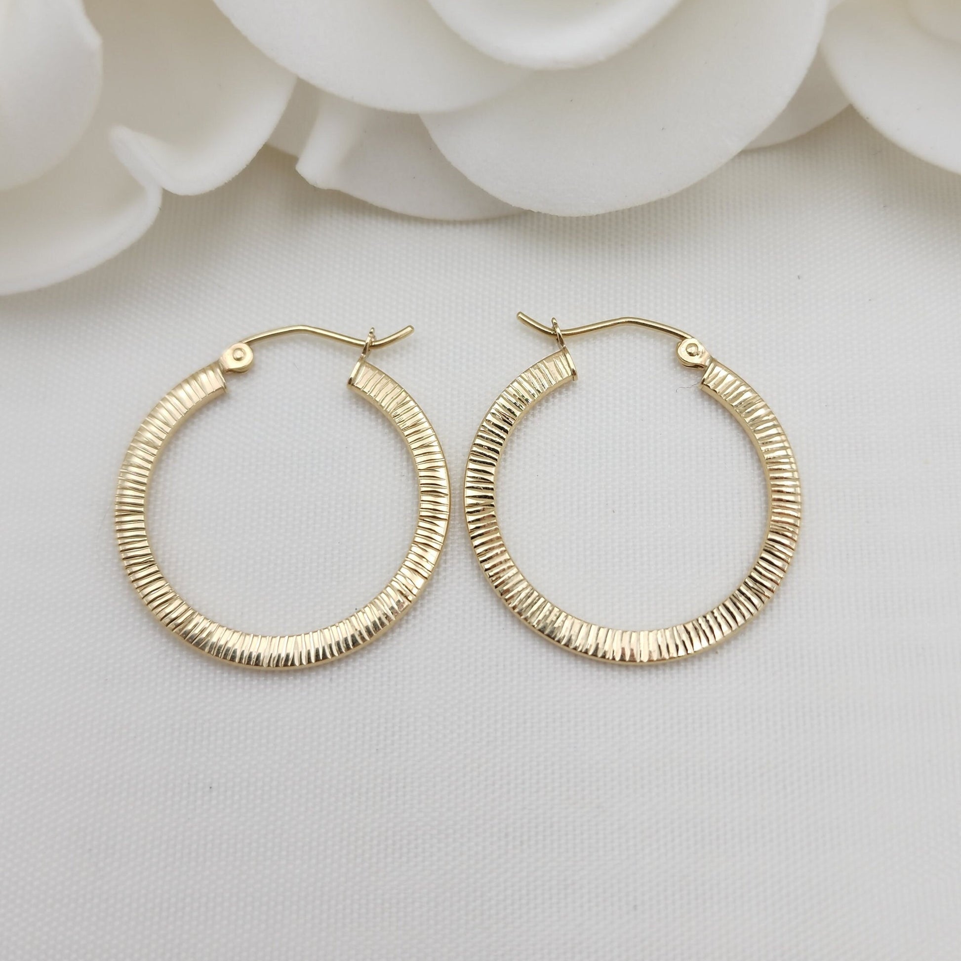 25MM 14k Gold Shiny Diamond Cut Hoop Earrings - 1 Inch - 2.5 mm Thick