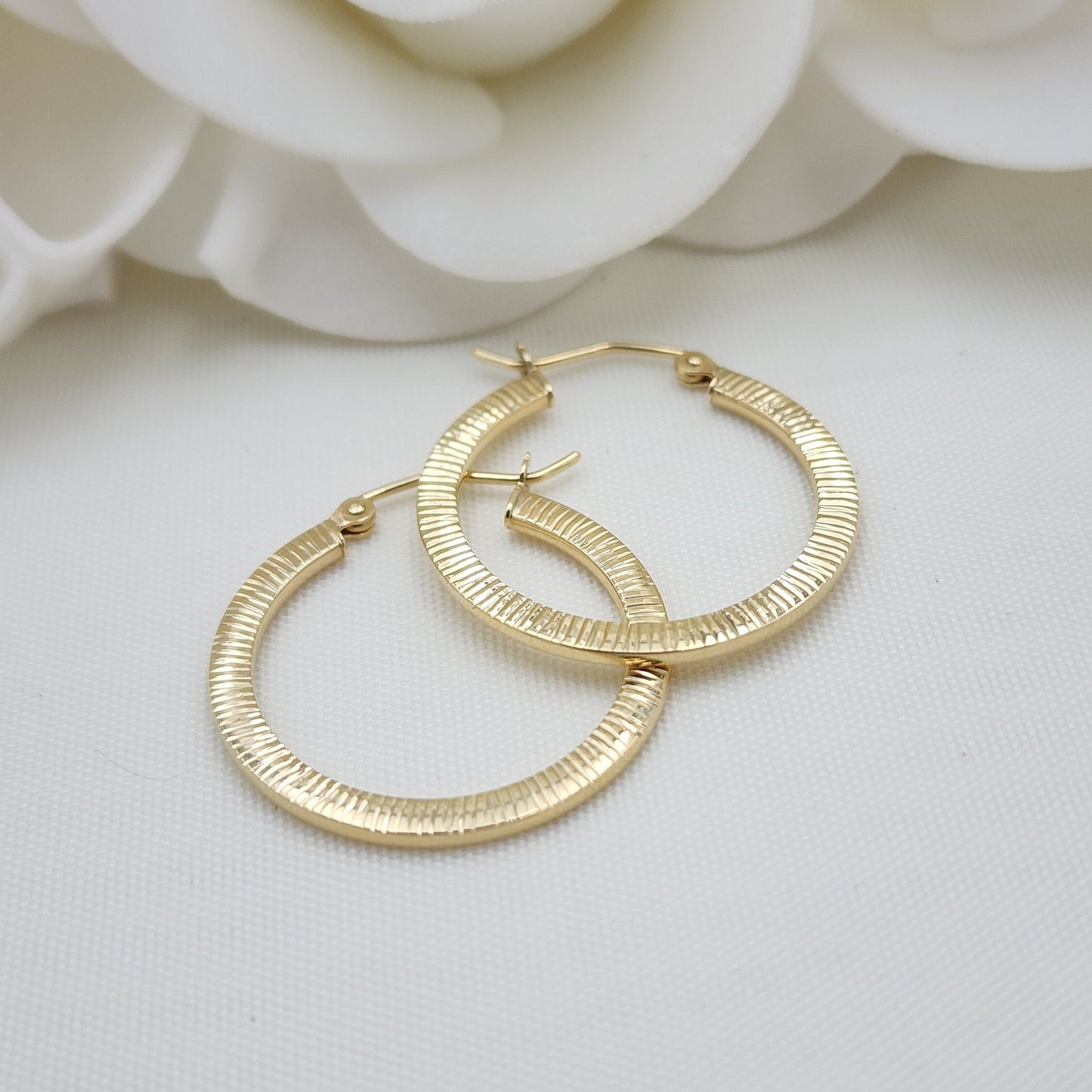 25MM 14k Gold Shiny Diamond Cut Hoop Earrings - 1 Inch - 2.5 mm Thick