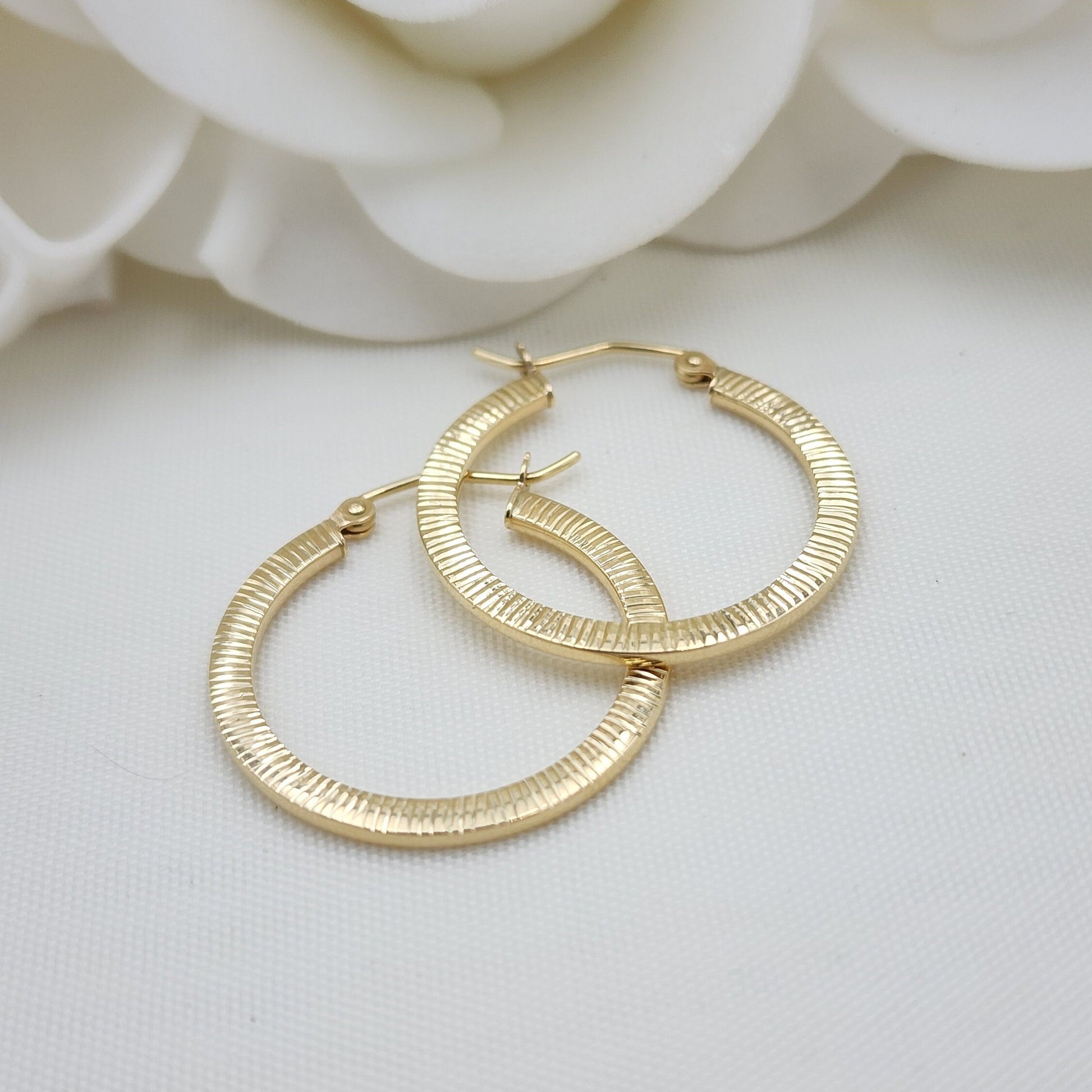 25MM 14k Gold Shiny Diamond Cut Hoop Earrings - 1 Inch - 2.5 mm Thick