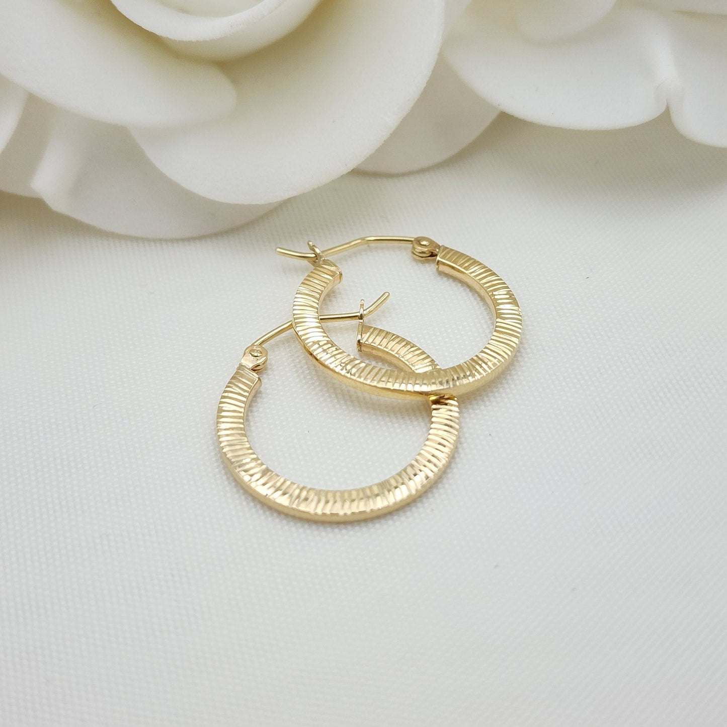 20MM 14k Gold Shiny Diamond Cut Hoop Earrings - 3/4 Inch - 2.5 mm Thick - For Her - Modern Jewelry