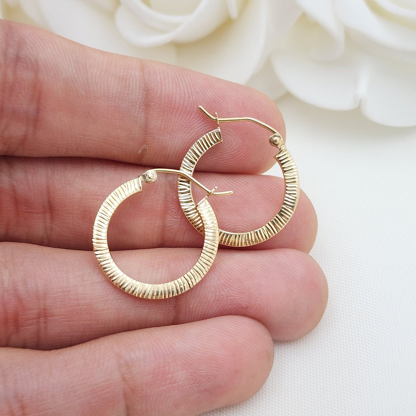 20MM 14k Gold Shiny Diamond Cut Hoop Earrings - 3/4 Inch - 2.5 mm Thick - For Her - Modern Jewelry