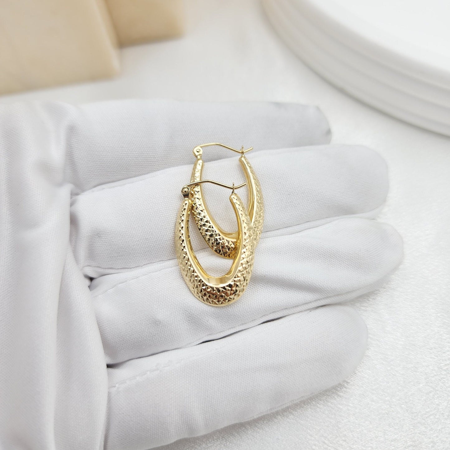 Beautiful 14k Gold Diamond Cut Oval Hoop Earrings - Shiny & Lightweight - Perfect For Her