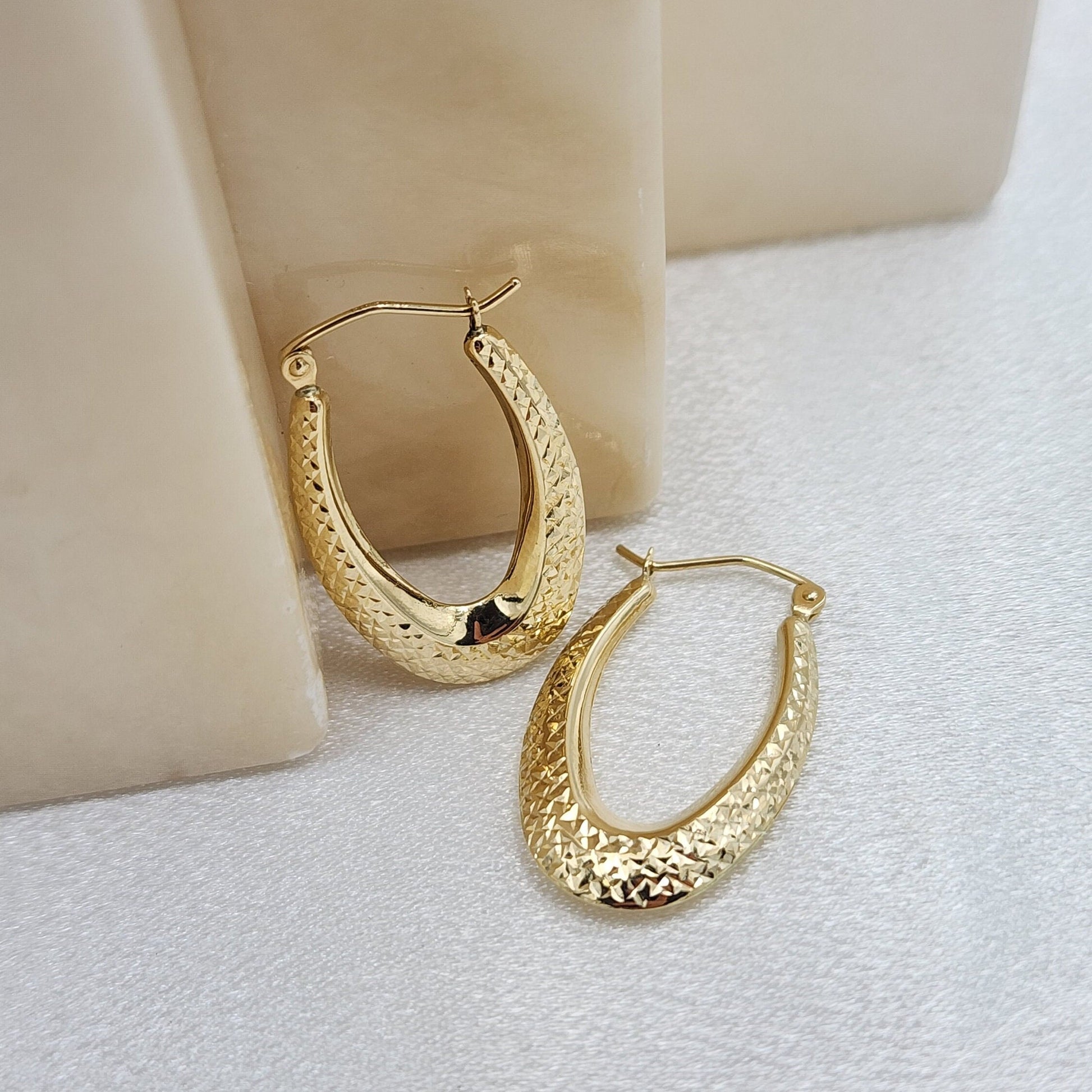 Beautiful 14k Gold Diamond Cut Oval Hoop Earrings - Shiny & Lightweight - Perfect For Her