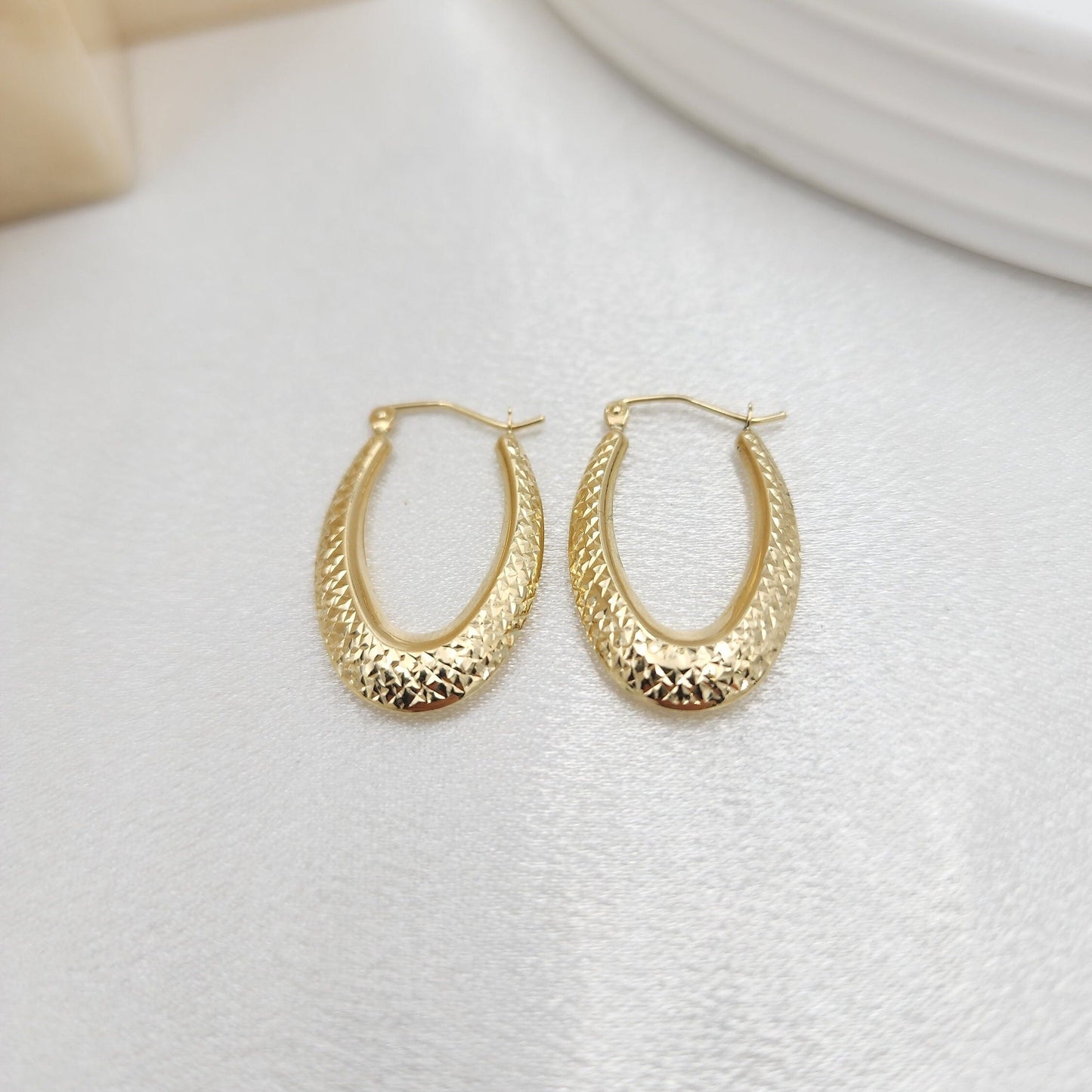 Beautiful 14k Gold Diamond Cut Oval Hoop Earrings - Shiny & Lightweight - Perfect For Her